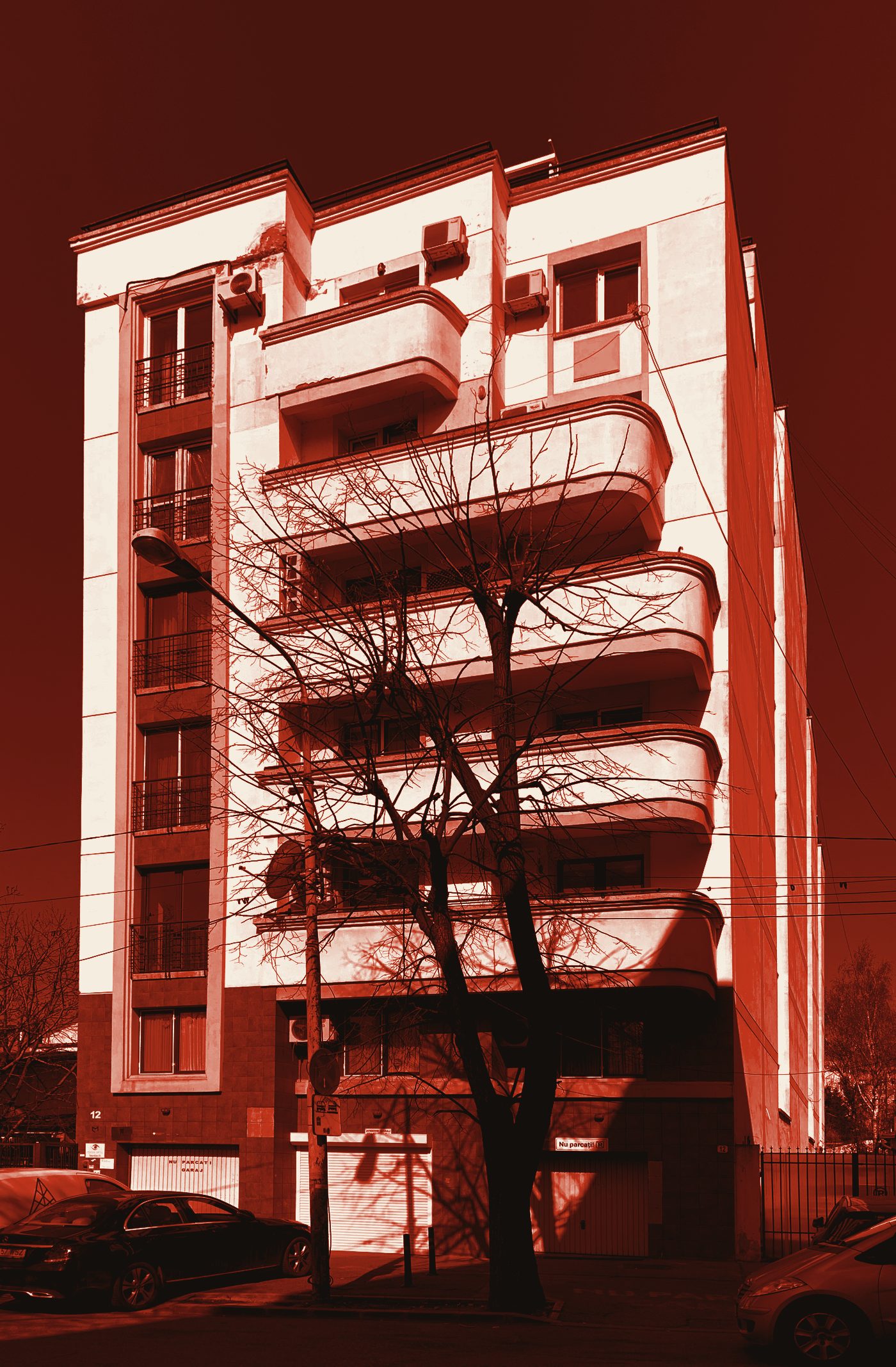 Clădire Art Deco din București, tratată monocrom în roșu