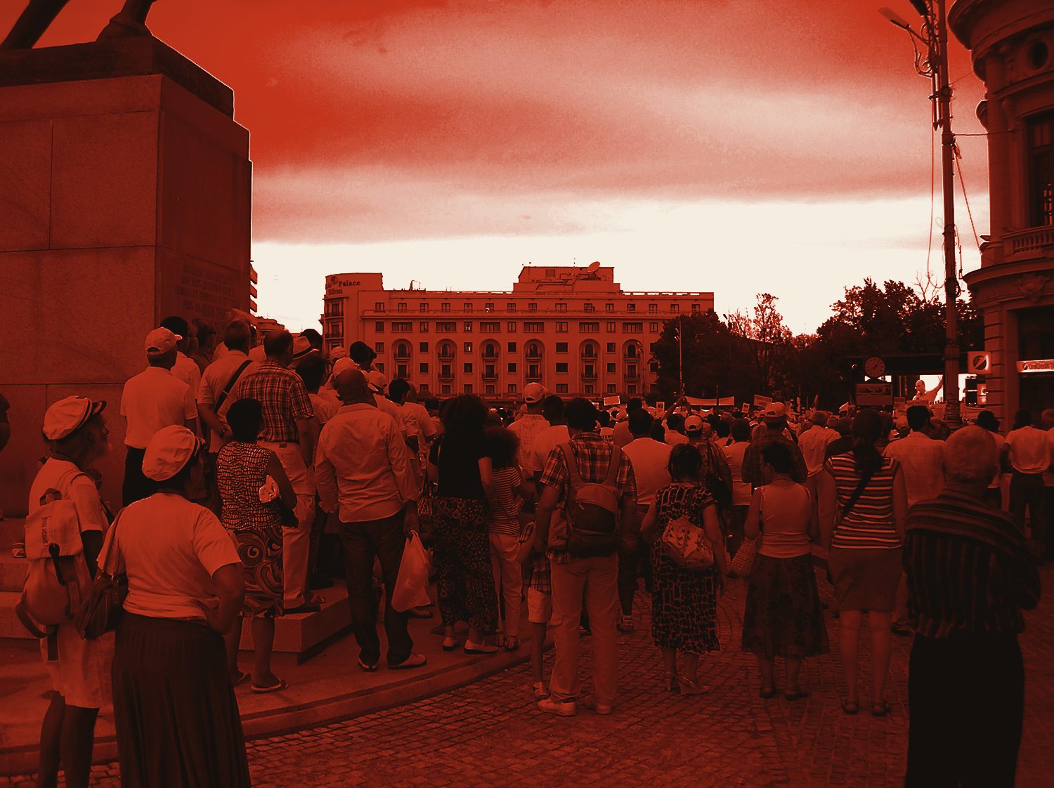 Adunare civică în Piața Revoluției din București, tratată monocrom în roșu
